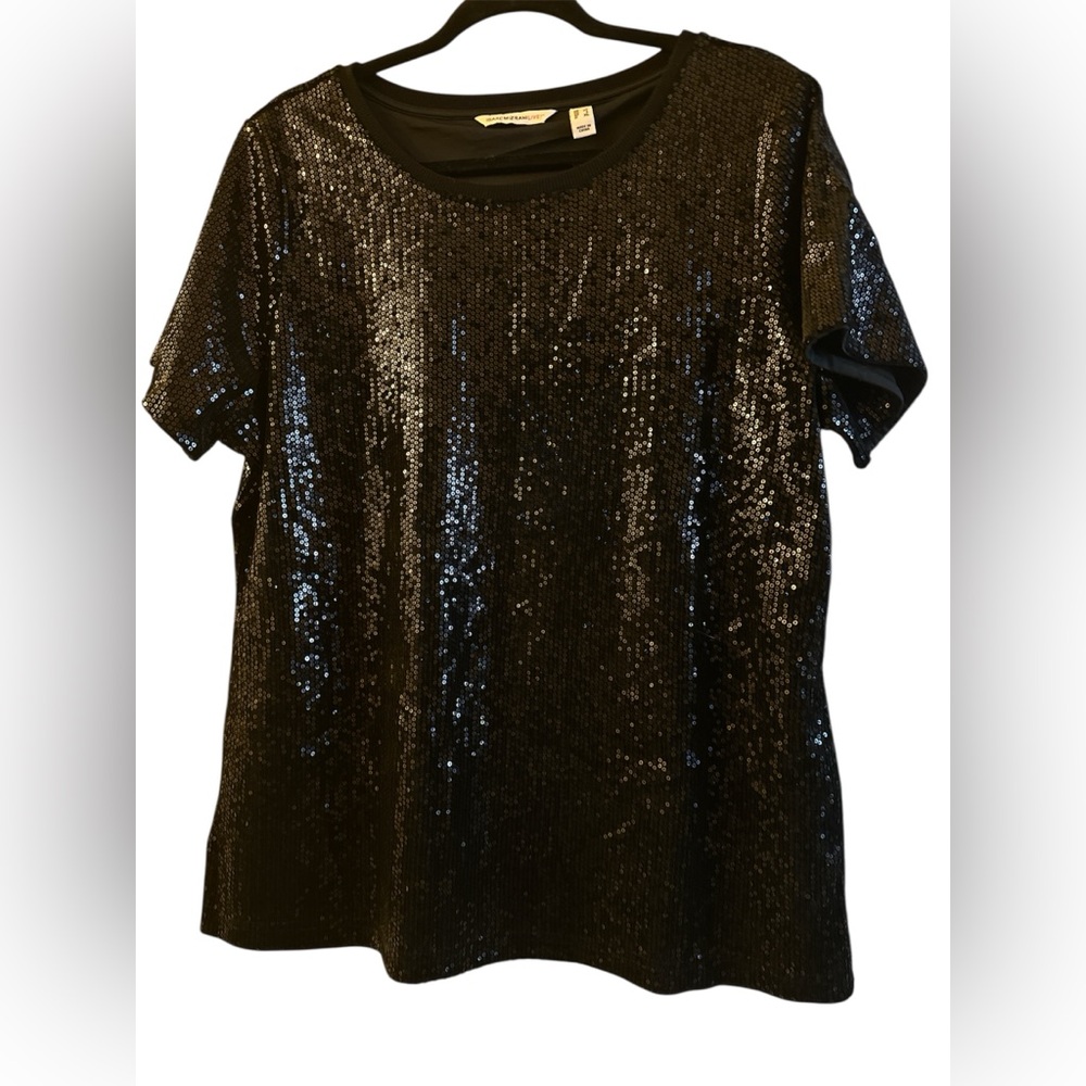Isaac Mizrahi Black Sequin Short Sleeve Top. Size Large. 44” Bust 26” Length